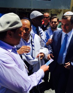 Presidential candidate Senator Ted Cruz visits Nessah Synagogue, Beverly Hills, on Aug. 1st and receives Ask Noah's Noahide prayer booklet and outreach materials from Noahide David Egorov.